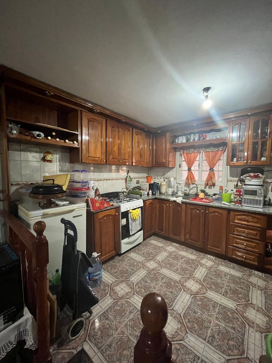 Vende casa 3 ambientes sobre lote de 200 m². Frente al paredon del Cementerio Armenio a metros de Av. Crovara - 17