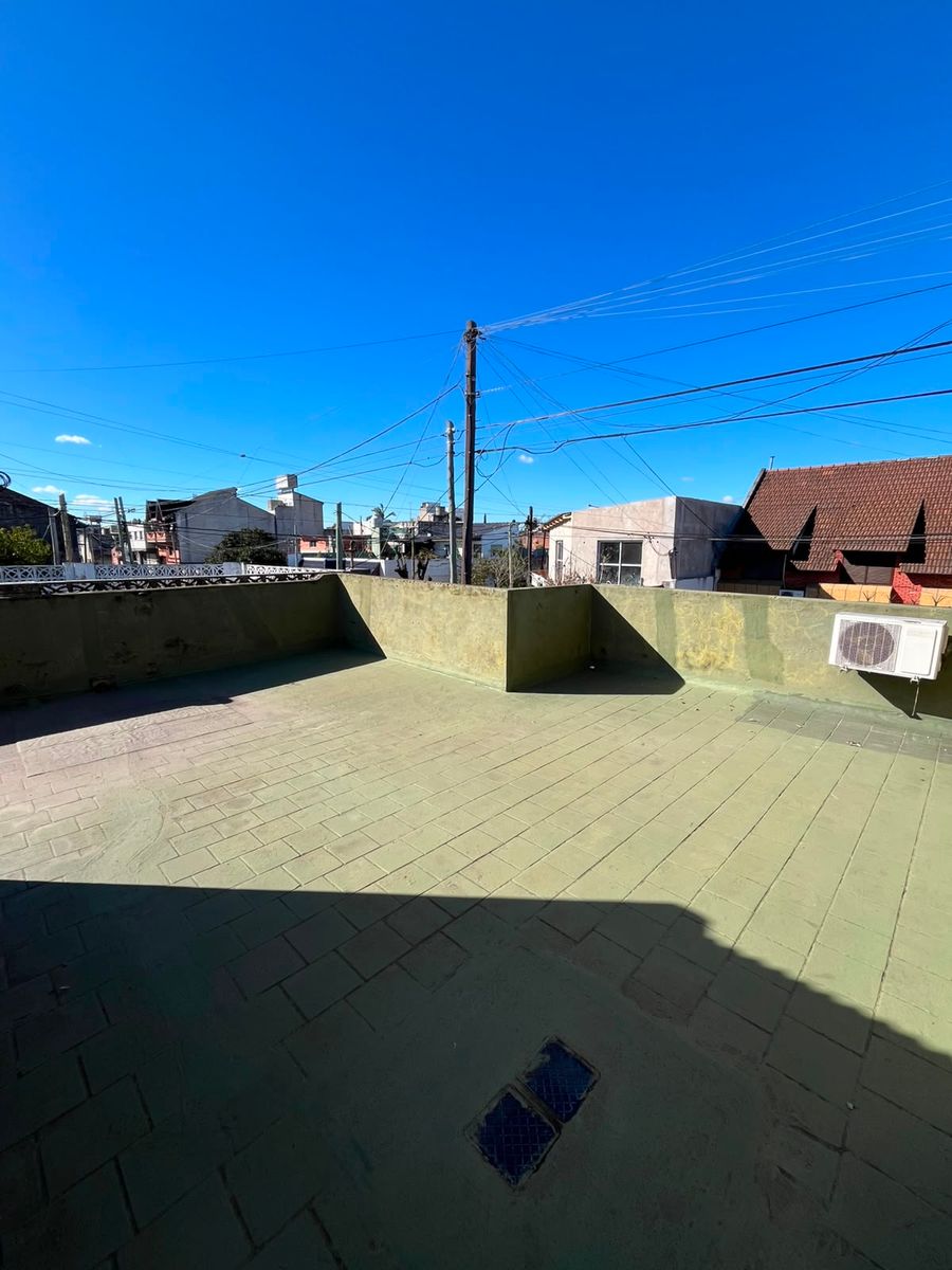 VENTA CASA 3 AMBIENTES CON GARAJE Y DEPARTAMENTO 3 AMBIENTES AL FONDO. LA TABLADA - 35