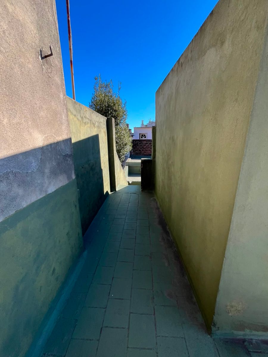 VENTA CASA 3 AMBIENTES CON GARAJE Y DEPARTAMENTO 3 AMBIENTES AL FONDO. LA TABLADA - 36