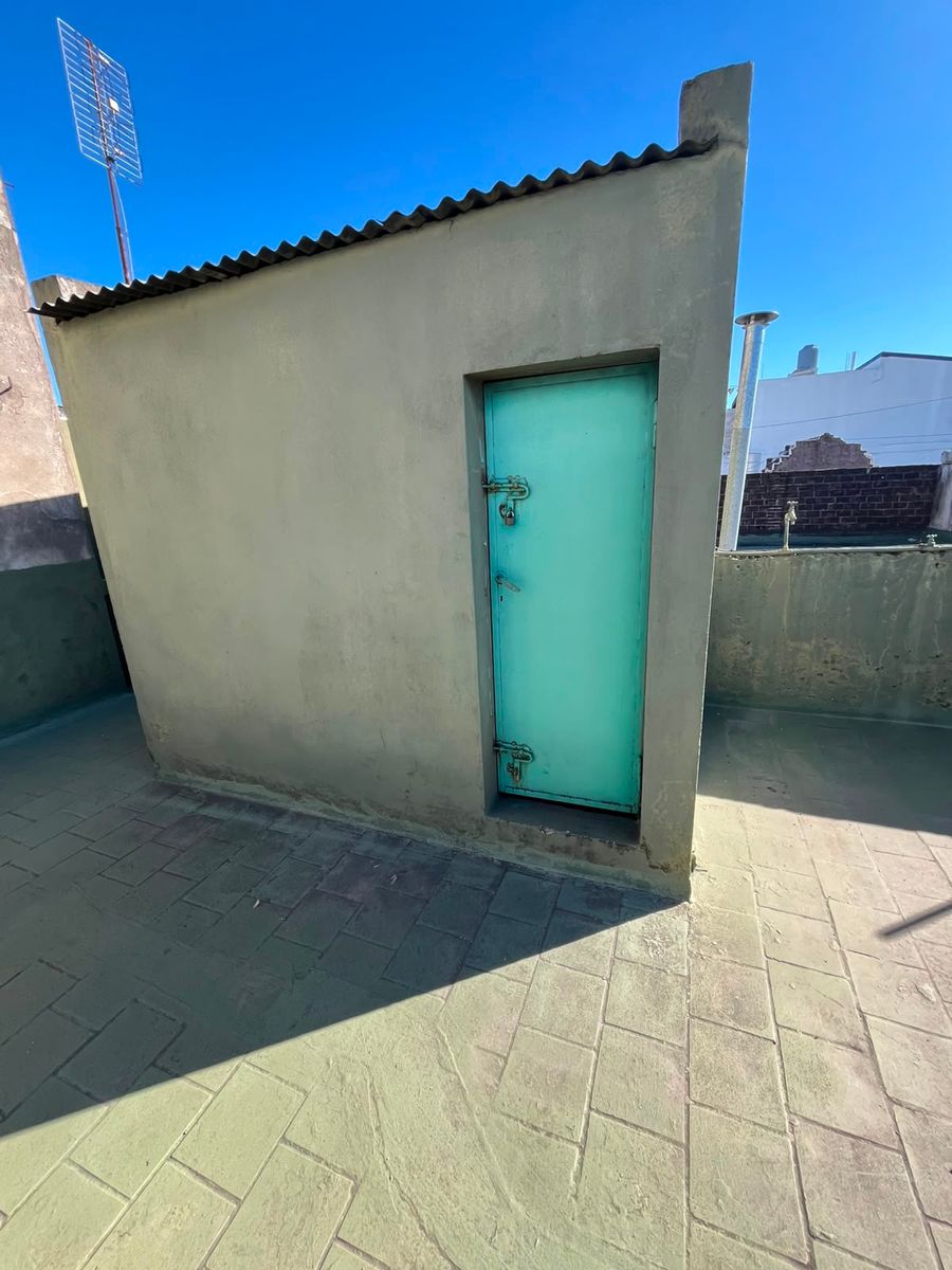 VENTA CASA 3 AMBIENTES CON GARAJE Y DEPARTAMENTO 3 AMBIENTES AL FONDO. LA TABLADA - 37