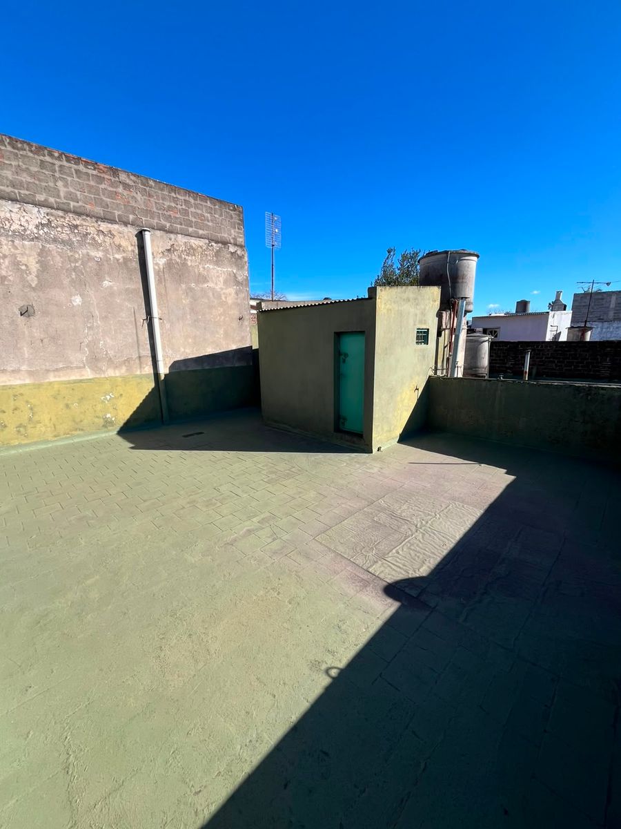VENTA CASA 3 AMBIENTES CON GARAJE Y DEPARTAMENTO 3 AMBIENTES AL FONDO. LA TABLADA - 38