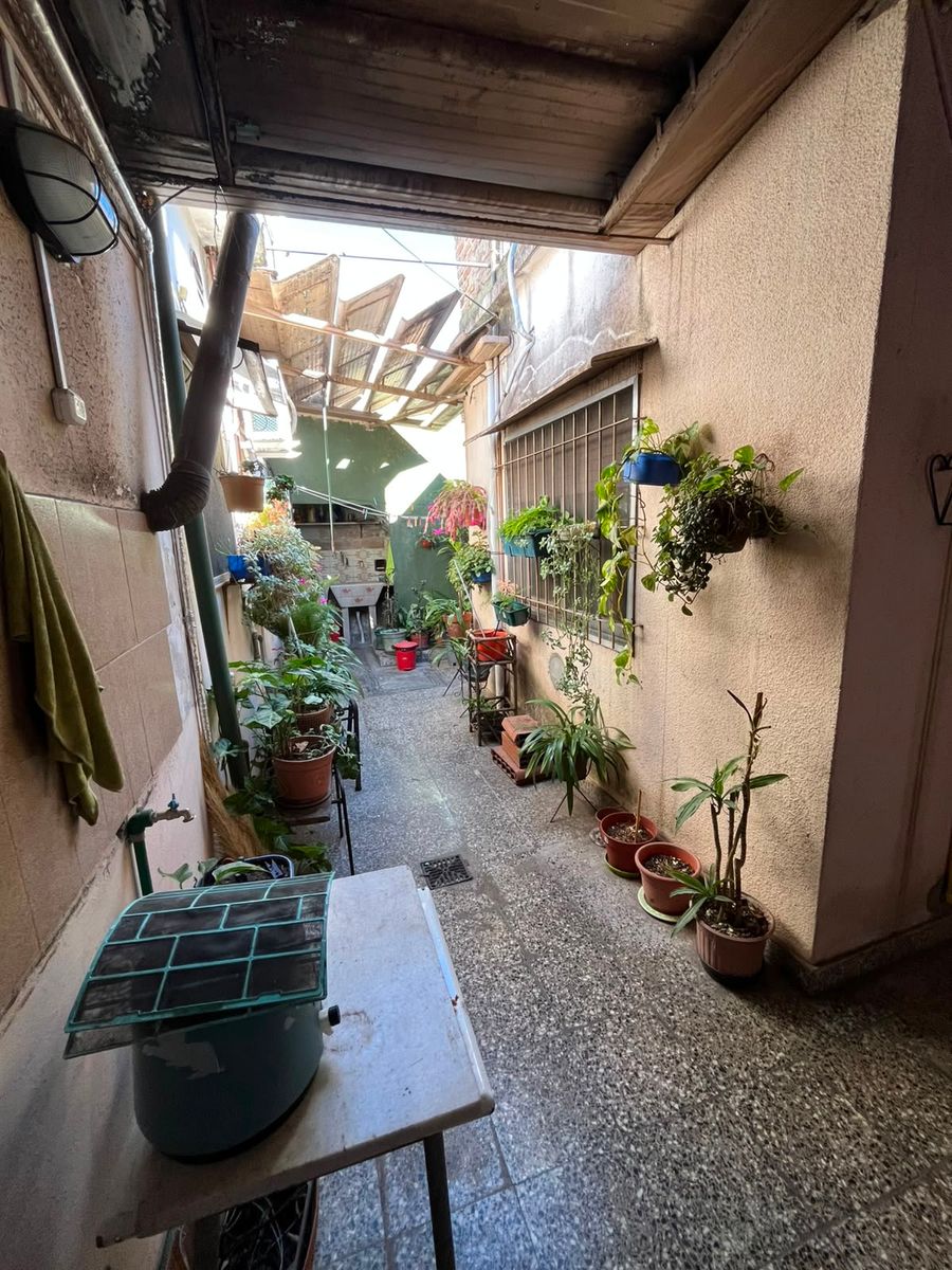 VENTA CASA 3 AMBIENTES CON GARAJE Y DEPARTAMENTO 3 AMBIENTES AL FONDO. LA TABLADA - 44
