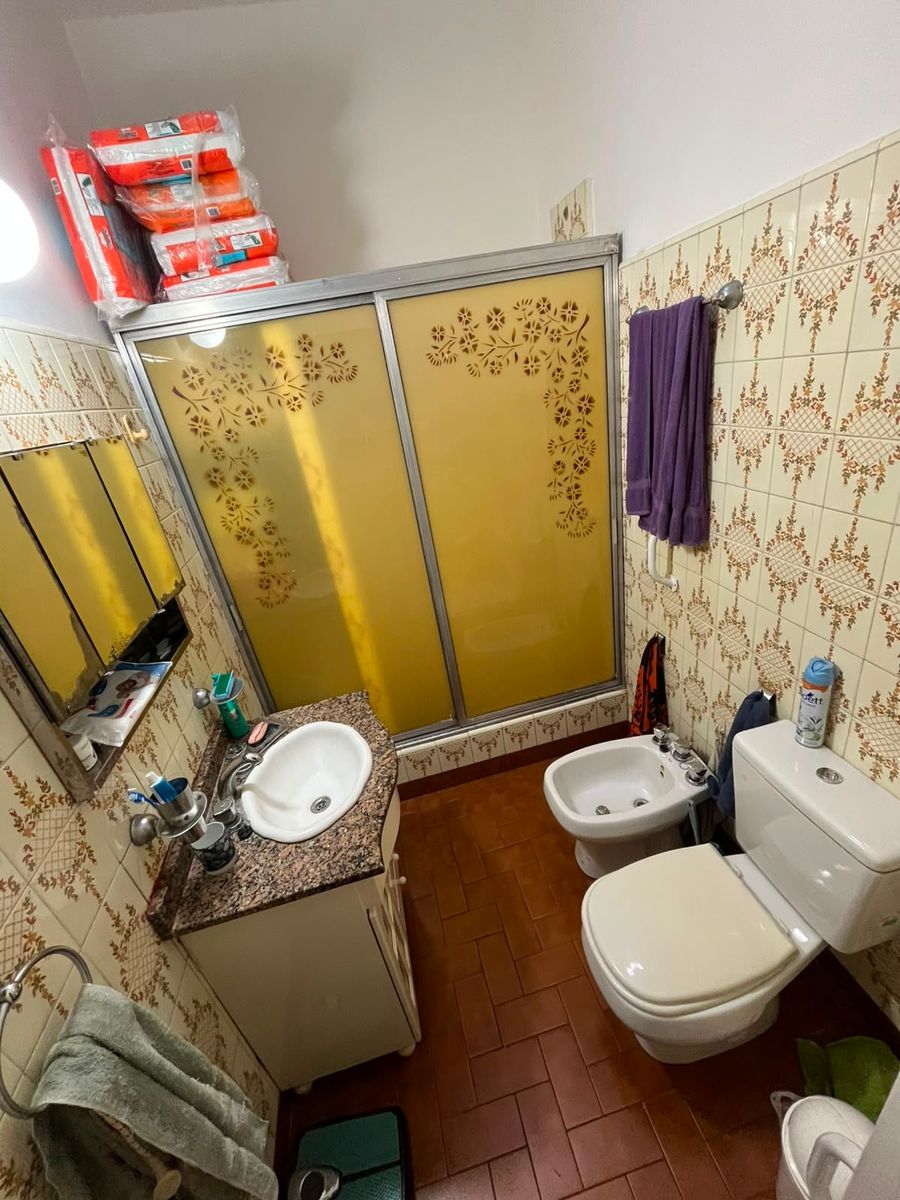 VENTA CASA 3 AMBIENTES CON GARAJE Y DEPARTAMENTO 3 AMBIENTES AL FONDO. LA TABLADA - 45