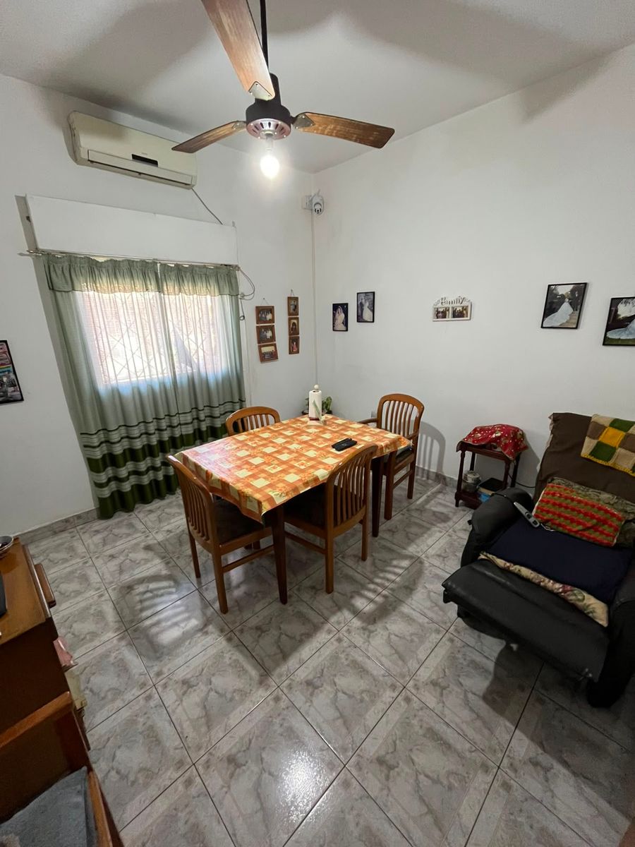 VENTA CASA 3 AMBIENTES CON GARAJE Y DEPARTAMENTO 3 AMBIENTES AL FONDO. LA TABLADA - 52
