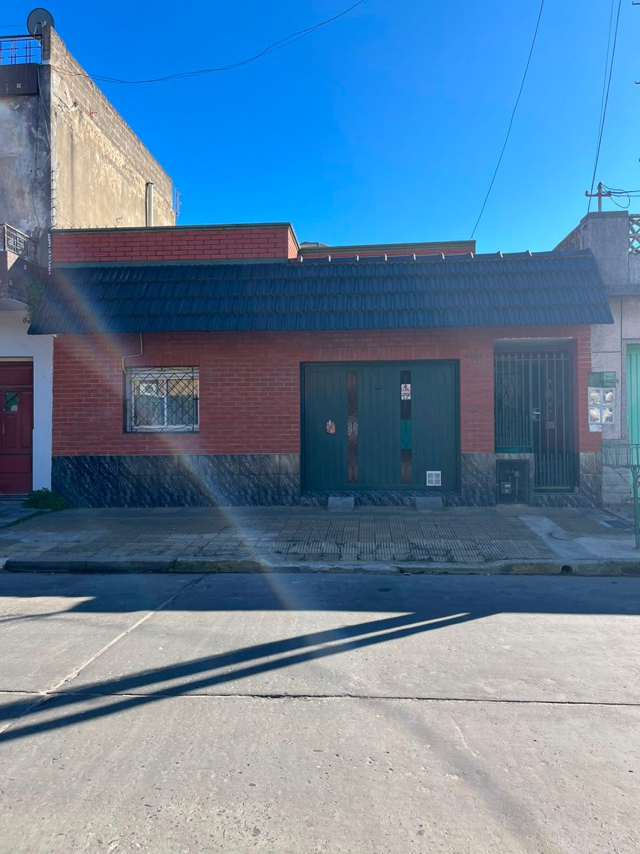 VENTA CASA 3 AMBIENTES CON GARAJE Y DEPARTAMENTO 3 AMBIENTES AL FONDO. LA TABLADA - 59