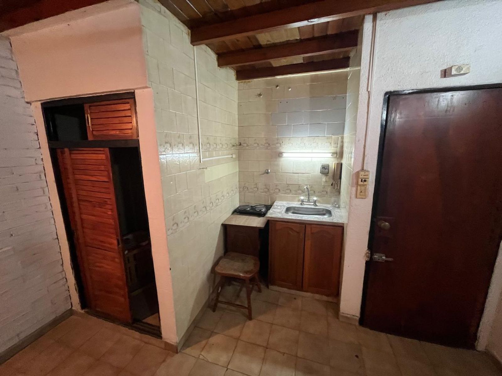 ALQUILER MONOAMBIENTE EN PRIMER PISO POR ESCALERAS. LOMAS DEL MIRADOR — foto 2