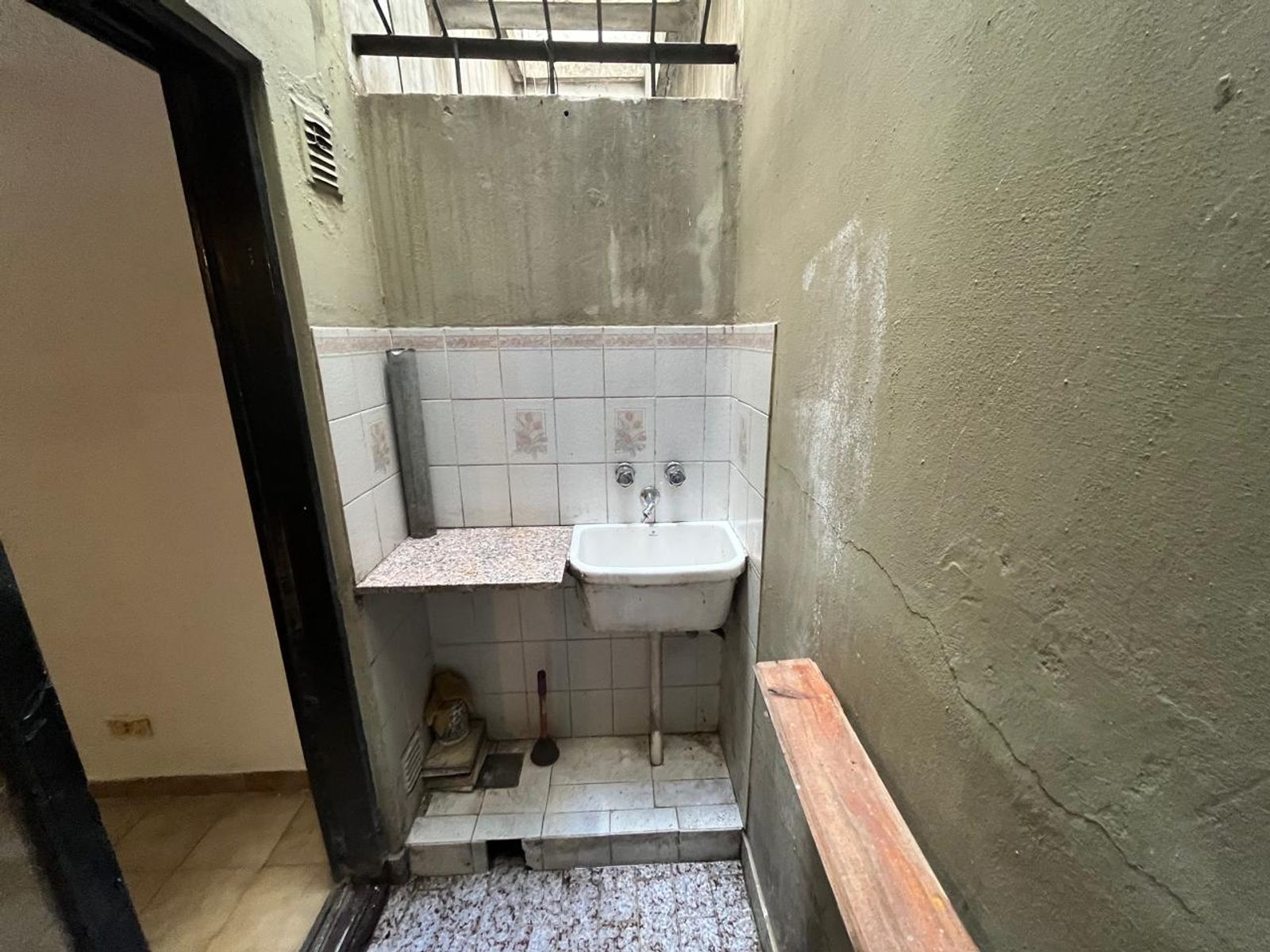 ALQUILER MONOAMBIENTE EN PRIMER PISO POR ESCALERAS. LOMAS DEL MIRADOR — foto 9