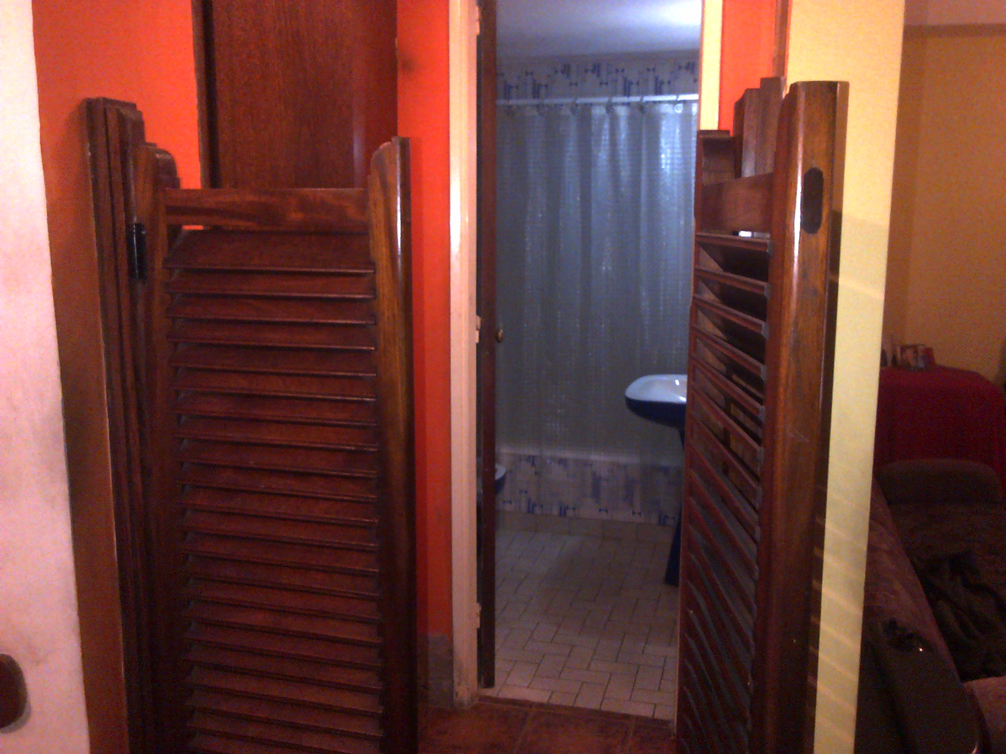 Vende casa 3 ambientes en 3 plantas Lomas del mirador PERMUTA — foto 3