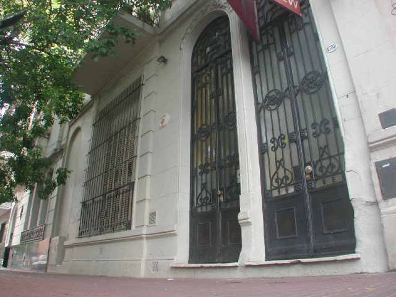 Interesante PH de 230 m2 frente a Plaza Lezama - 1