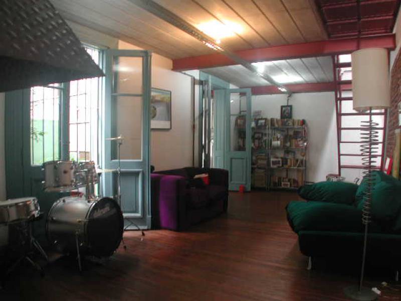 Interesante PH de 230 m2 frente a Plaza Lezama - 3