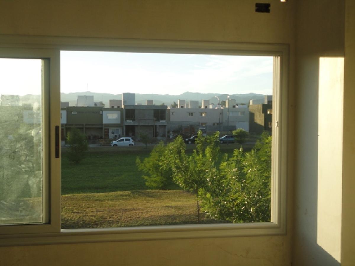 IMPECABLE DUPLEX EN BARRIO CERRADO LA CATALINA — foto 4