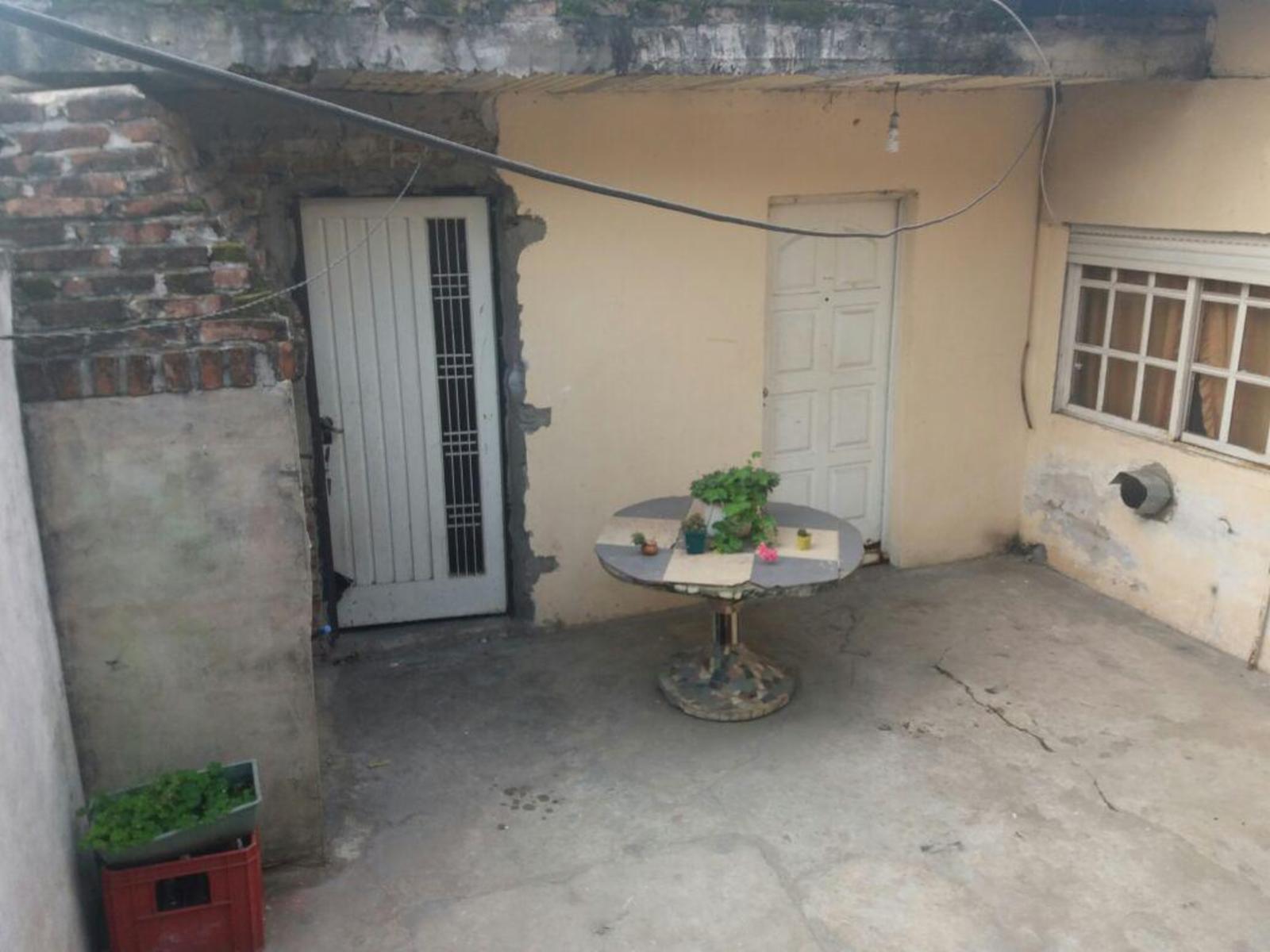 CASA DE TRES AMBIENTES DE ÁMPLIAS HABITACIONES Y TODOS LOS SERVICIOS — foto 2