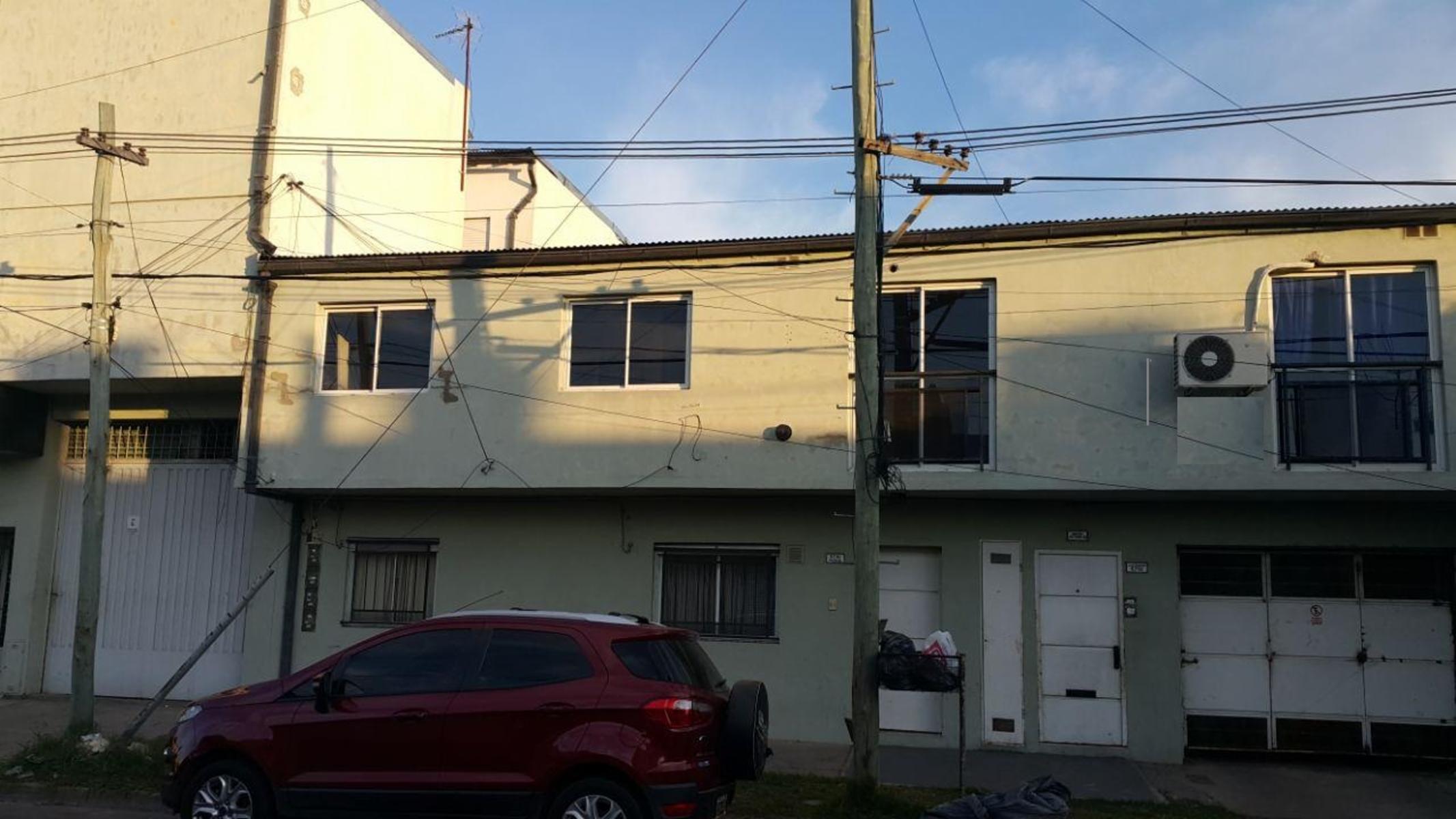 DEPARTAMENTO DE TRES AMBIENTES EN PRIMER PISO A UNA CUADRA DE AV. PERDRIEL