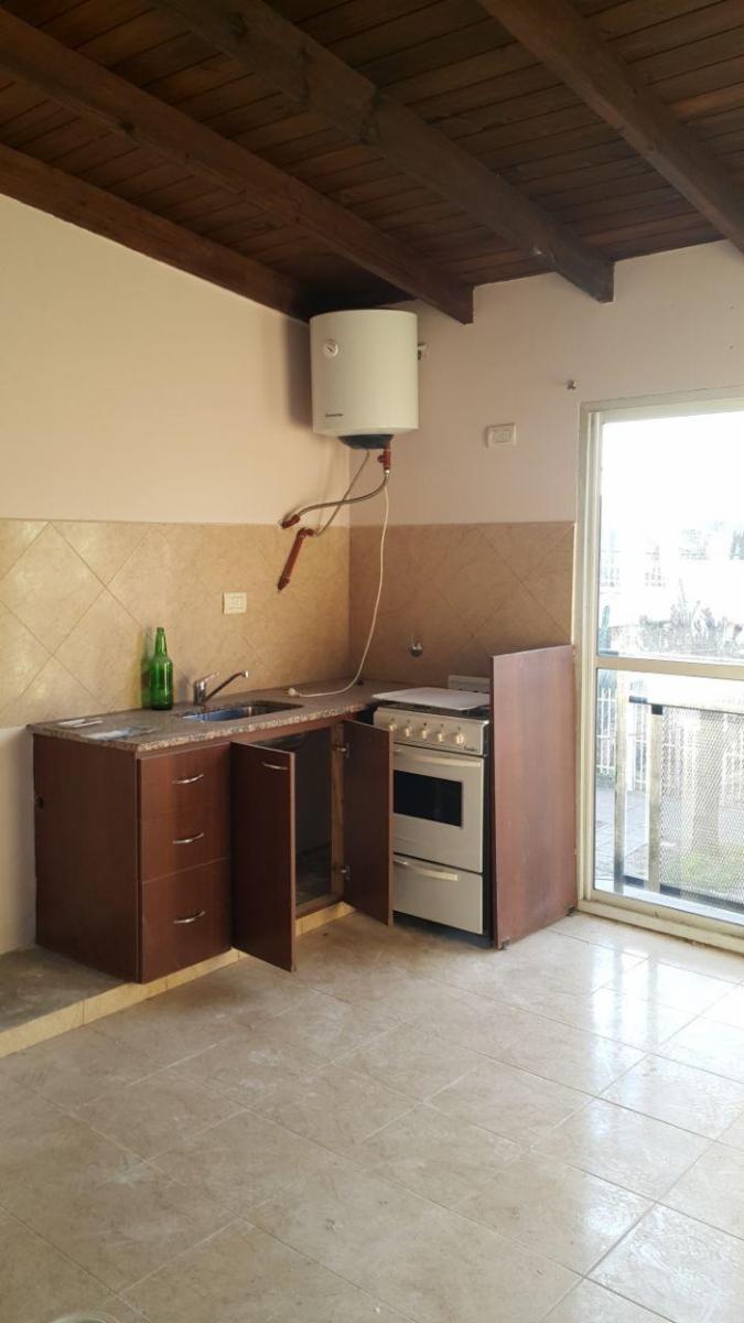 DEPARTAMENTO DE TRES AMBIENTES EN PRIMER PISO A UNA CUADRA DE AV. PERDRIEL — foto 4