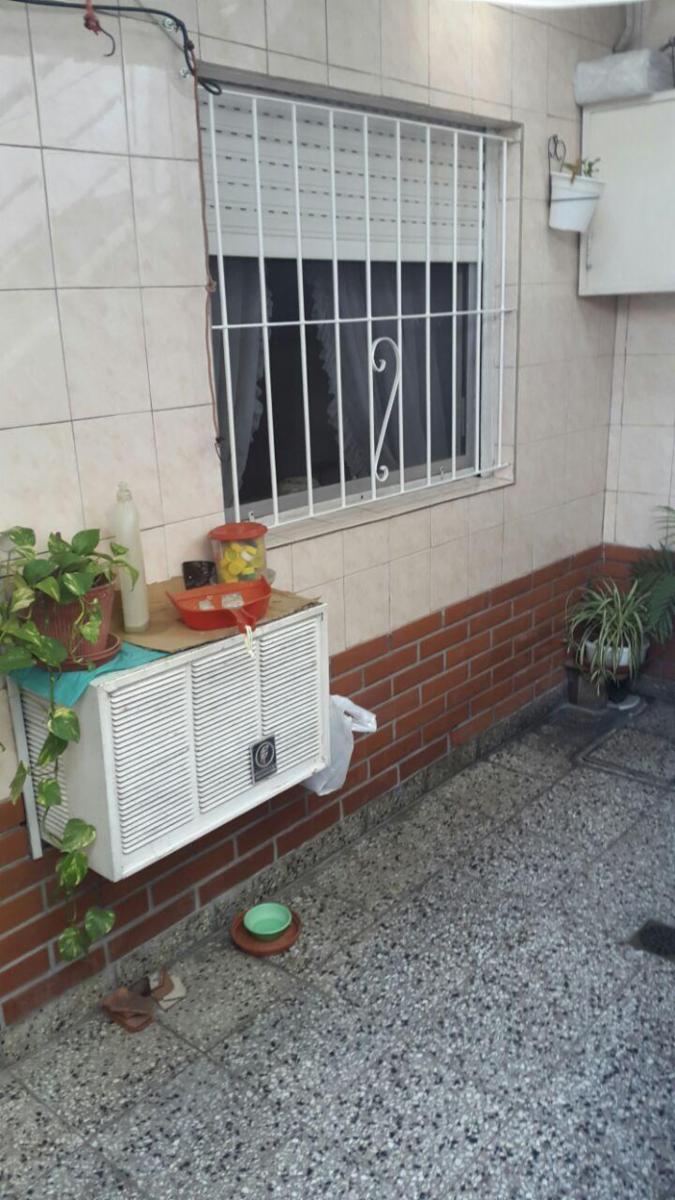 PH DE TRES AMBIENTES EN BUEN ESTADO A UNA CUADRA Y MEDIA DE LA AV. HIPÓLITO YRIGOYEN — foto 2