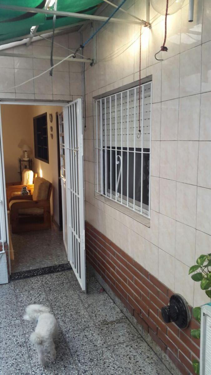 PH DE TRES AMBIENTES EN BUEN ESTADO A UNA CUADRA Y MEDIA DE LA AV. HIPÓLITO YRIGOYEN — foto 3