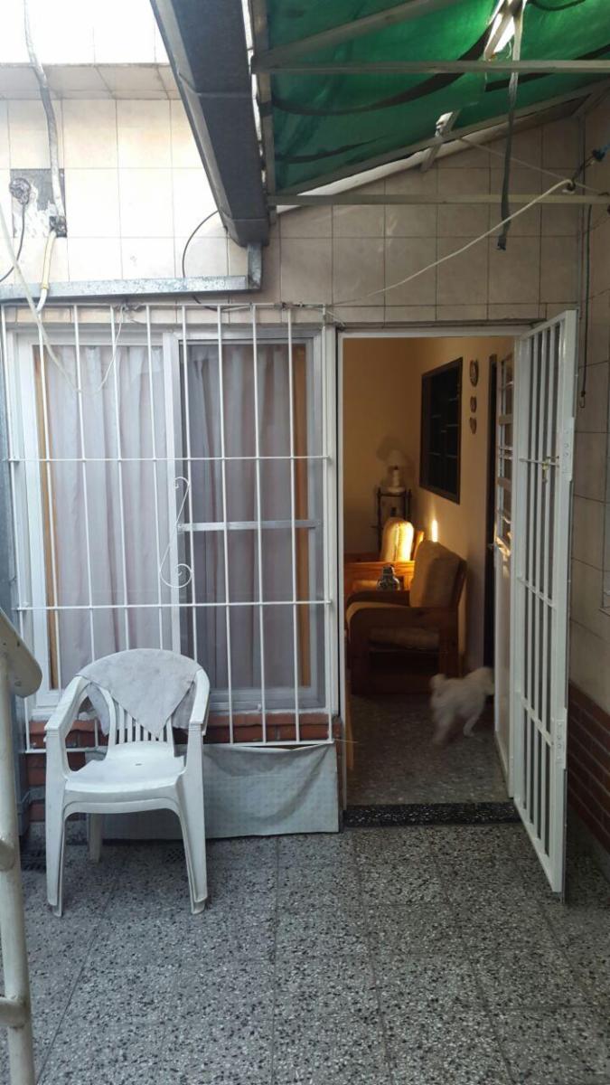 PH DE TRES AMBIENTES EN BUEN ESTADO A UNA CUADRA Y MEDIA DE LA AV. HIPÓLITO YRIGOYEN — foto 4