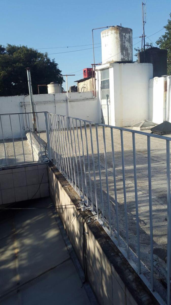 PH DE TRES AMBIENTES EN BUEN ESTADO A UNA CUADRA Y MEDIA DE LA AV. HIPÓLITO YRIGOYEN — foto 6