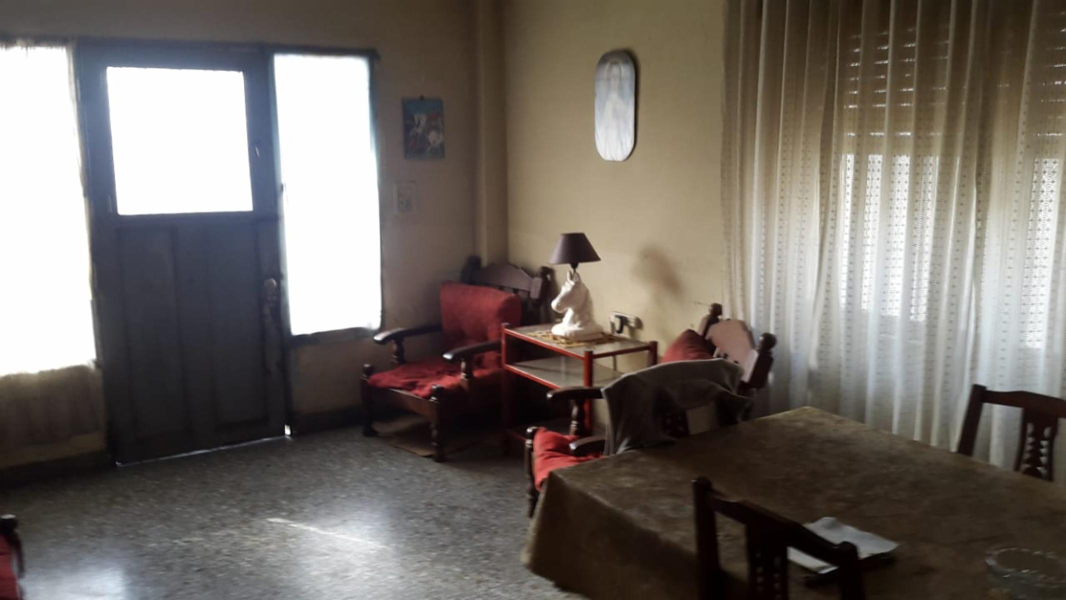 CASA DE 5 AMBIENTES CON TALLER AL FRENTE SOBRE TERRENO DE 400m² — foto 2