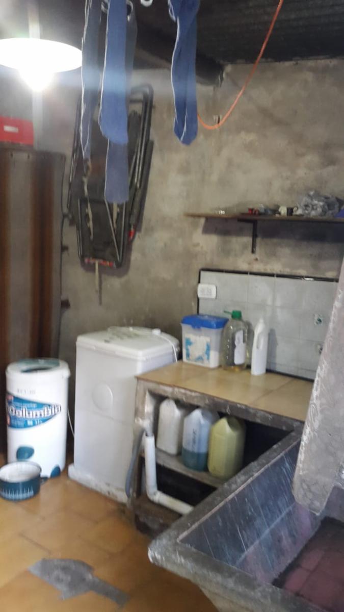 CASA DE 5 AMBIENTES CON TALLER AL FRENTE SOBRE TERRENO DE 400m² — foto 3
