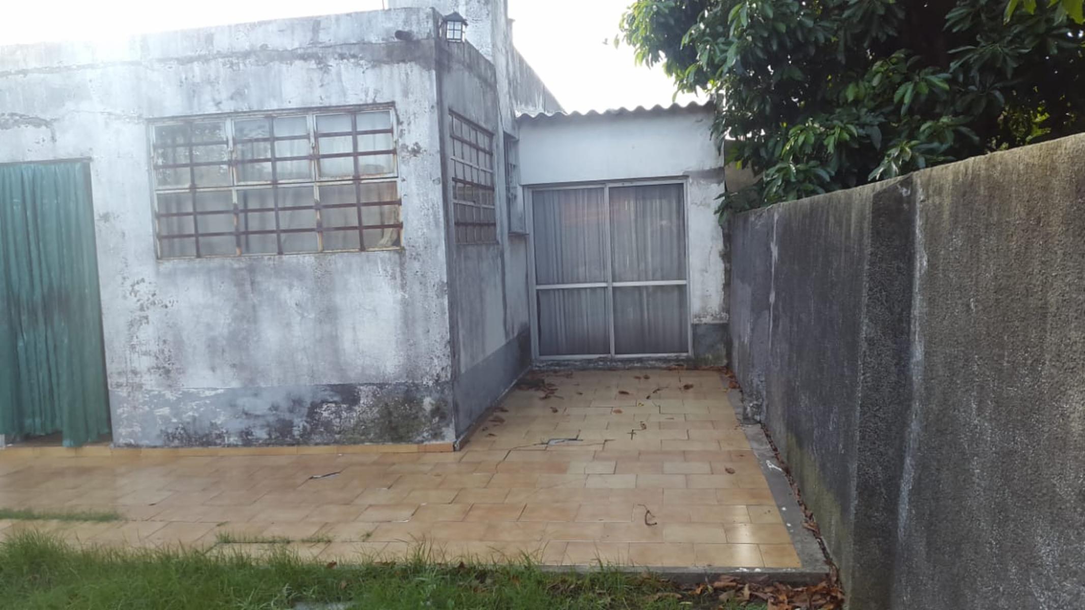 CASA DE 5 AMBIENTES CON TALLER AL FRENTE SOBRE TERRENO DE 400m² — foto 4