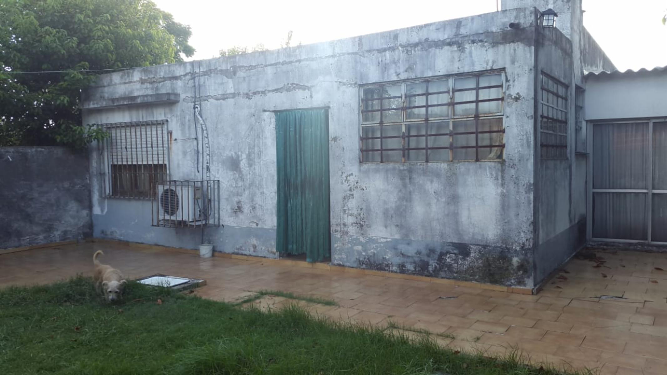 CASA DE 5 AMBIENTES CON TALLER AL FRENTE SOBRE TERRENO DE 400m² — foto 6