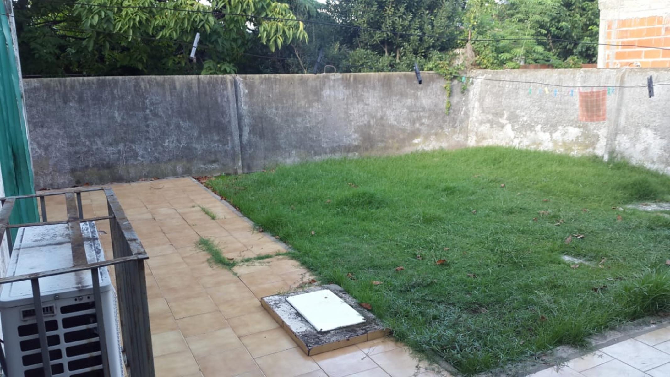 CASA DE 5 AMBIENTES CON TALLER AL FRENTE SOBRE TERRENO DE 400m² — foto 13