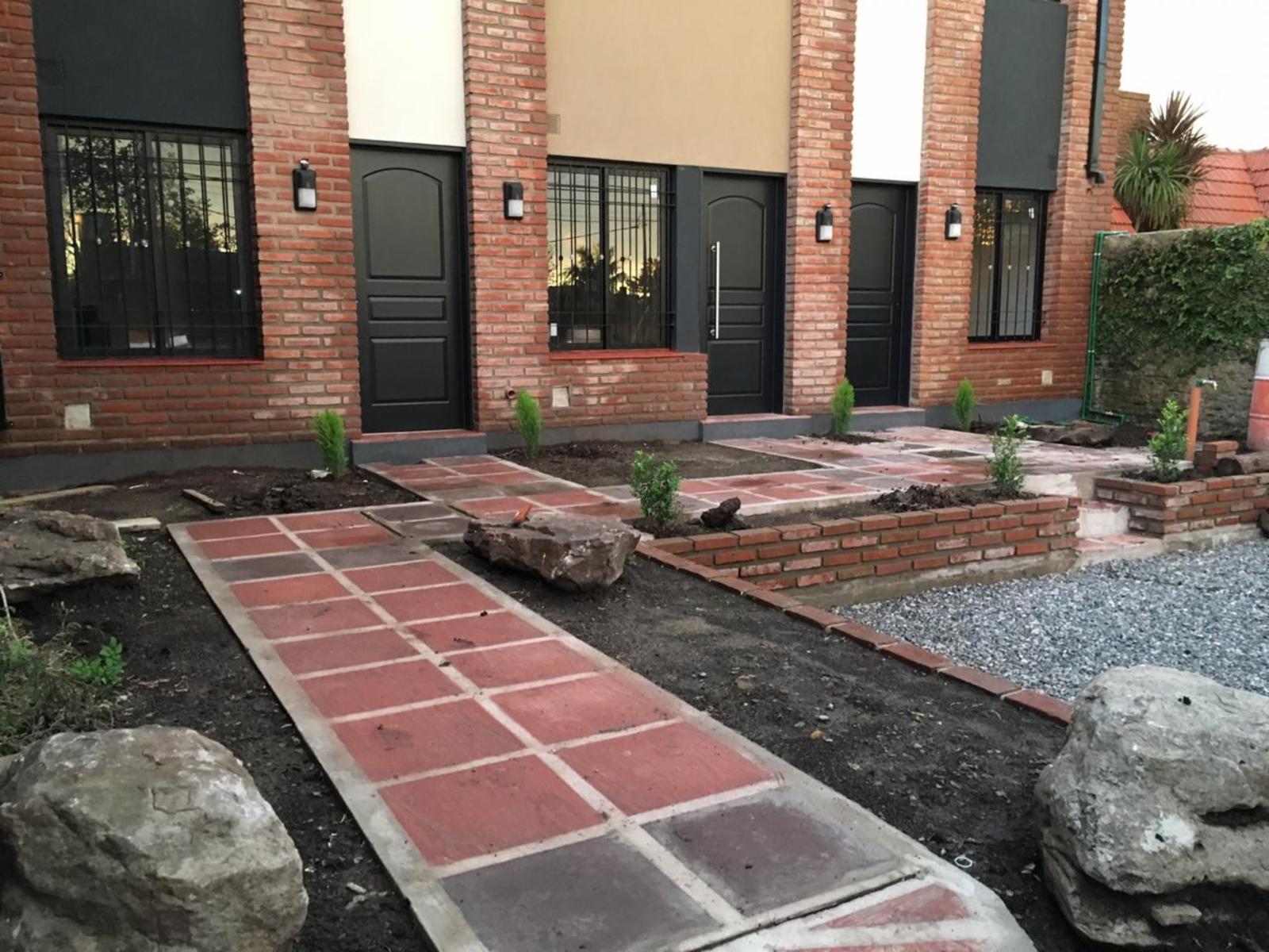 TRES UNIDADES FUNCIONALES TIPO DUPLEX CON PATIO, COCHERA Y PARQUIZADO A ESTRENAR — foto 2