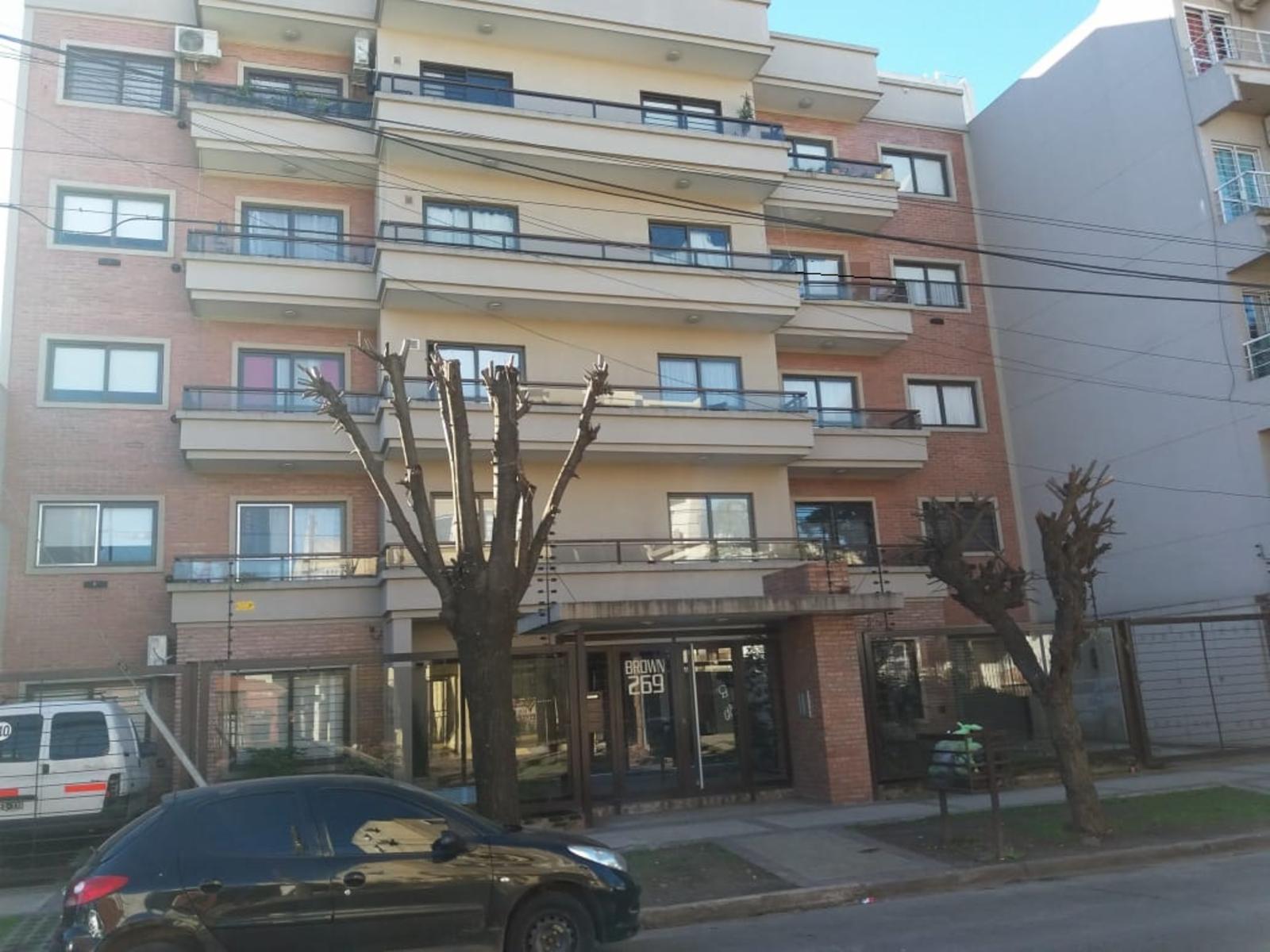 INVERSIONISTAS Y EXIGENTES - DEPARTAMENTO 2 AMBIENTES. C/ COCHERA AMPLIA EN EDIFICIO DE CATEGORÍA - PRECIO CONTADO CONVERSABLE Ó ADELANTO 70 Y CUOTAS SIN INTERES