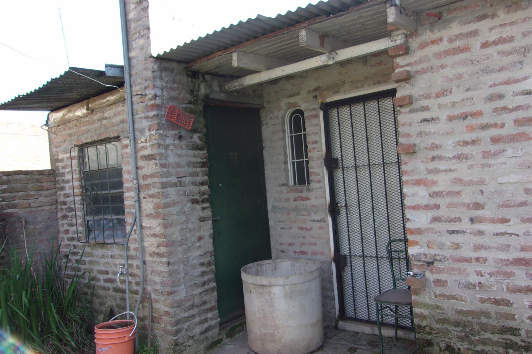 CASA DE 3 AMBIENTES EN TERRENO DE 300 m² A 5 CUADRAS DE LA RUTA 200