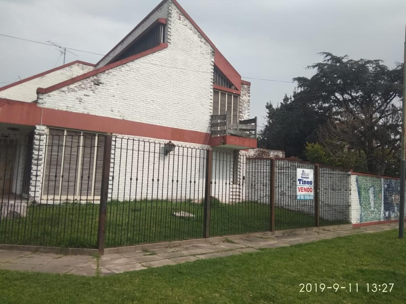 CASA DE DOS PLANTAS DE 450 m² EN ESQUINA BIEN EQUIPADA Y CON TODO EL CONFORT QUE UNO PUEDA DESEAR EN CASTELAR — foto 2