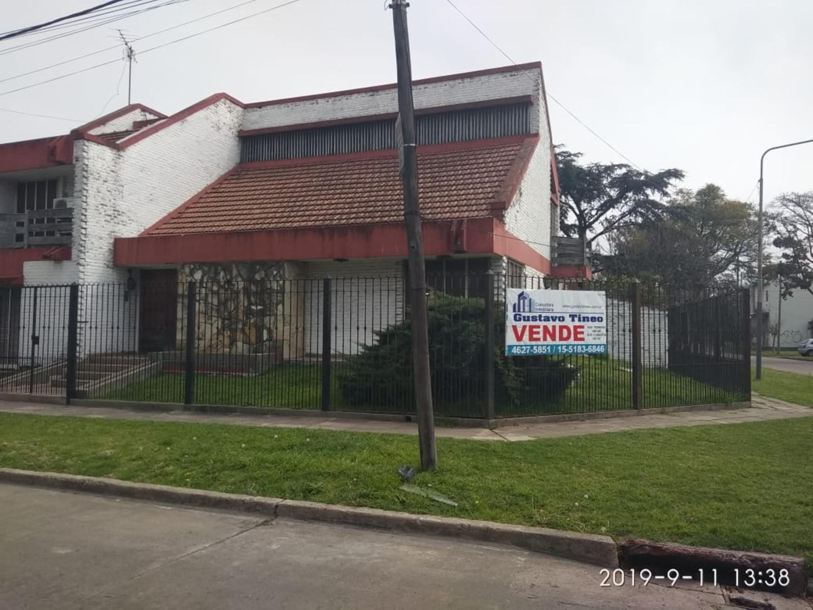 CASA DE DOS PLANTAS DE 450 m² EN ESQUINA BIEN EQUIPADA Y CON TODO EL CONFORT QUE UNO PUEDA DESEAR EN CASTELAR — foto 3