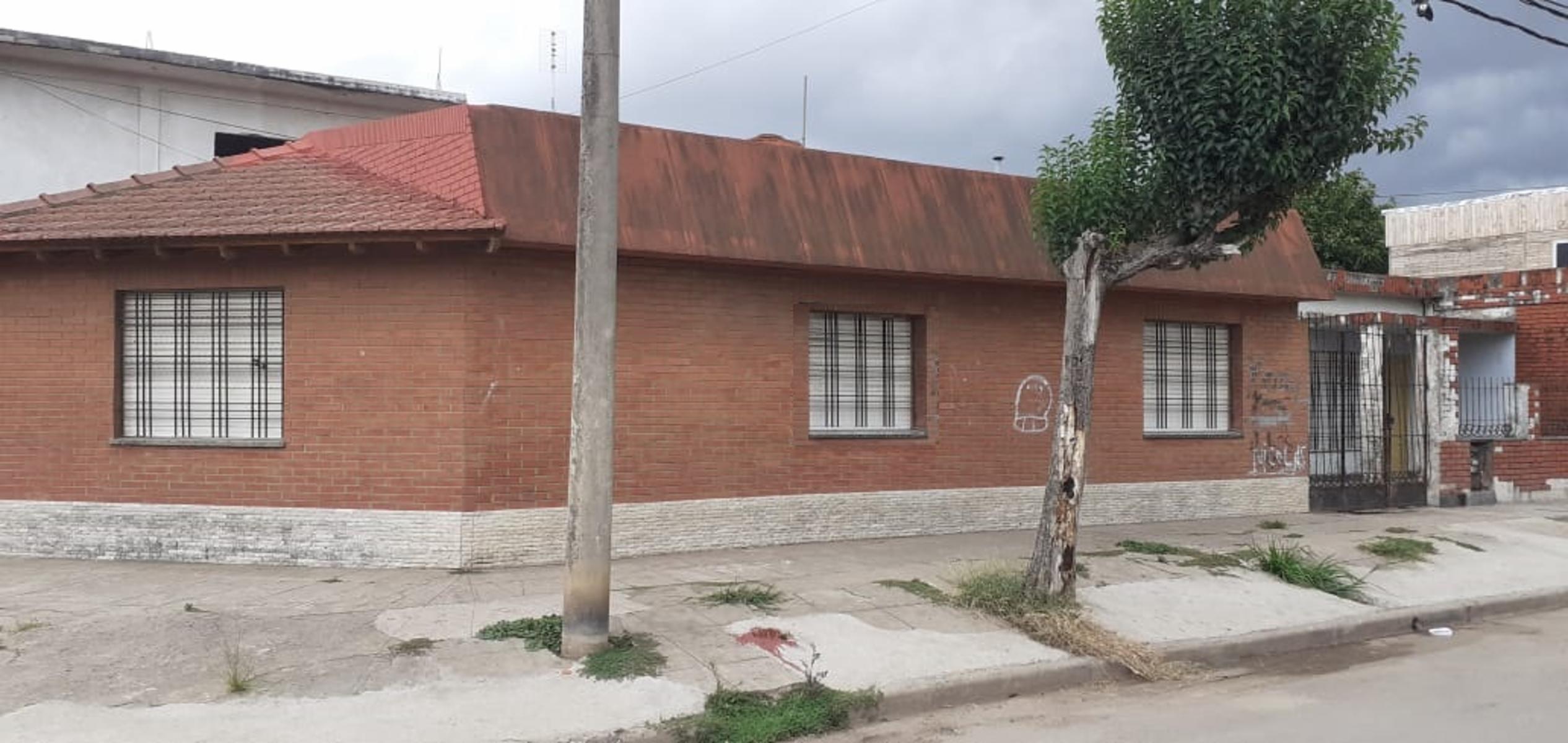 EXCELENTE PROPIEDAD CON UNA CASA EN ESQUINA, DEPARTAMENTO A TERMINAR Y DOS LOCALES EN BLOQUE — foto 2