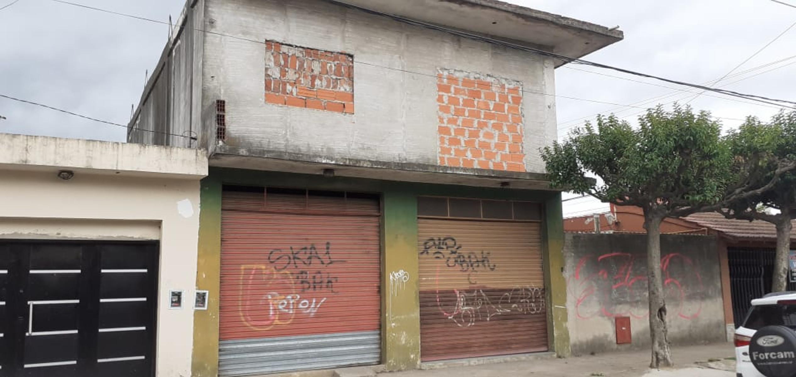 EXCELENTE PROPIEDAD CON UNA CASA EN ESQUINA, DEPARTAMENTO A TERMINAR Y DOS LOCALES EN BLOQUE — foto 3