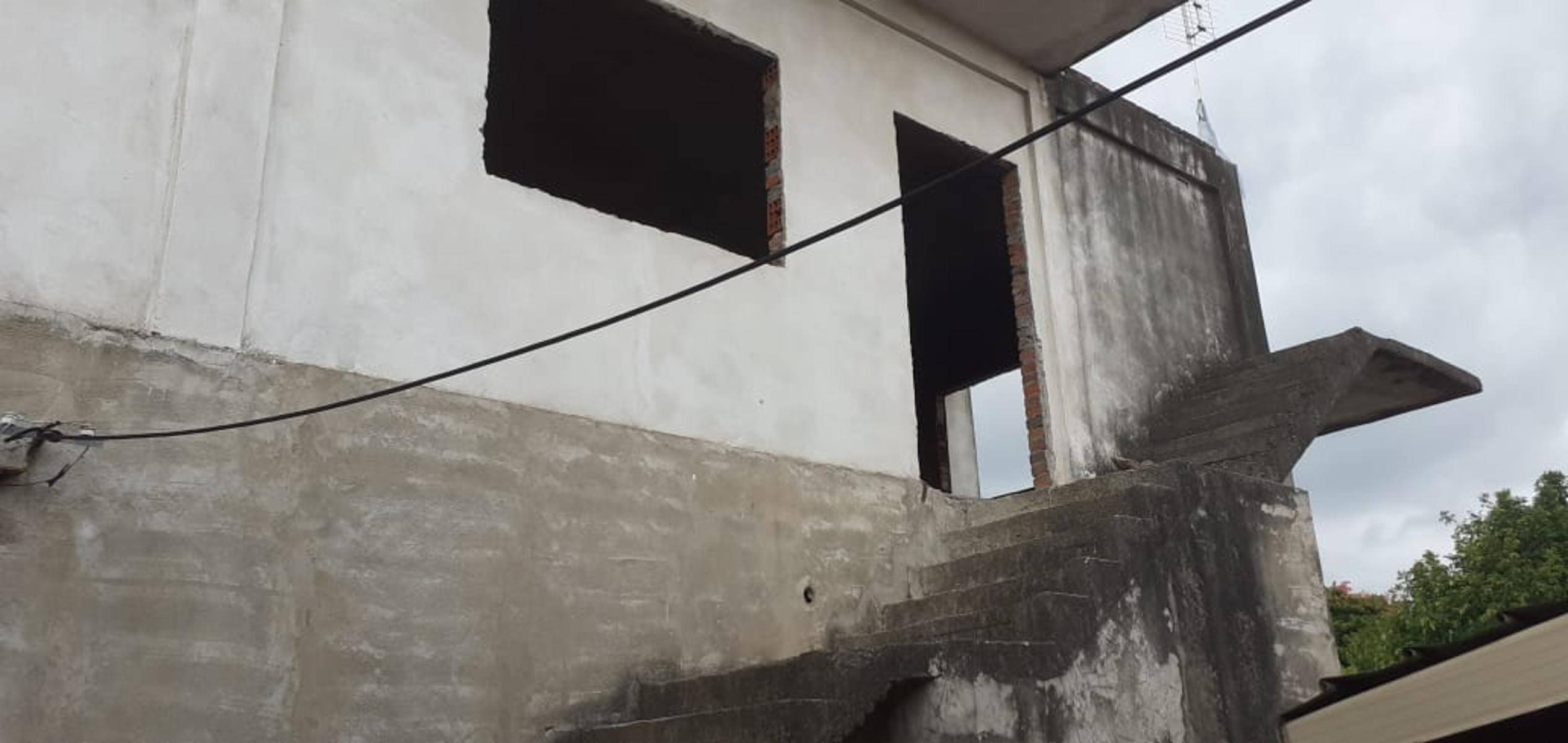 EXCELENTE PROPIEDAD CON UNA CASA EN ESQUINA, DEPARTAMENTO A TERMINAR Y DOS LOCALES EN BLOQUE — foto 4