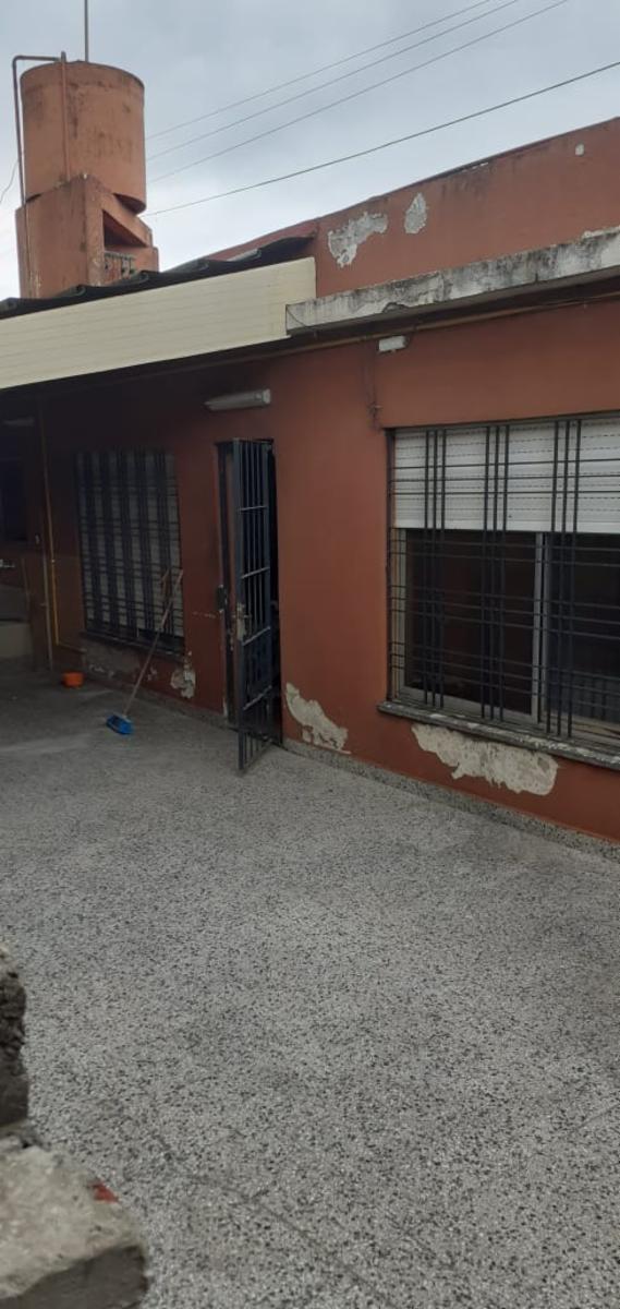EXCELENTE PROPIEDAD CON UNA CASA EN ESQUINA, DEPARTAMENTO A TERMINAR Y DOS LOCALES EN BLOQUE — foto 9