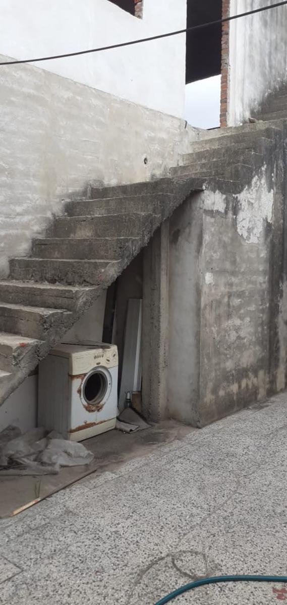 EXCELENTE PROPIEDAD CON UNA CASA EN ESQUINA, DEPARTAMENTO A TERMINAR Y DOS LOCALES EN BLOQUE — foto 12