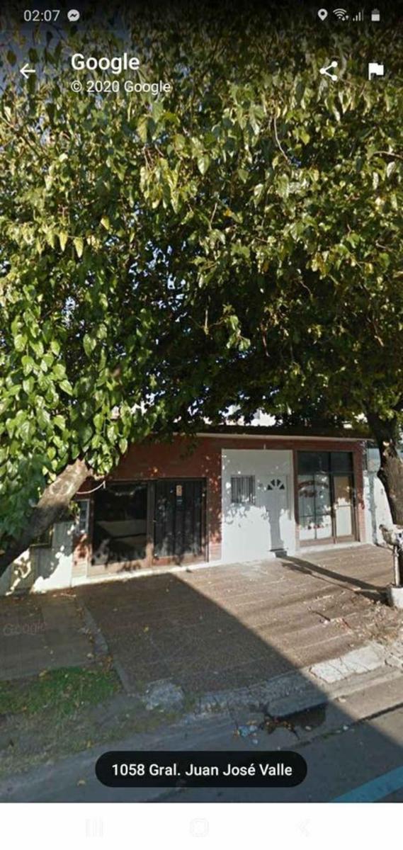 CASA CON DOS LOCALES EN MORON A METROS DE AVENIDA PRINCIPAL IDEAL PROYECTO INMOBILIARIO