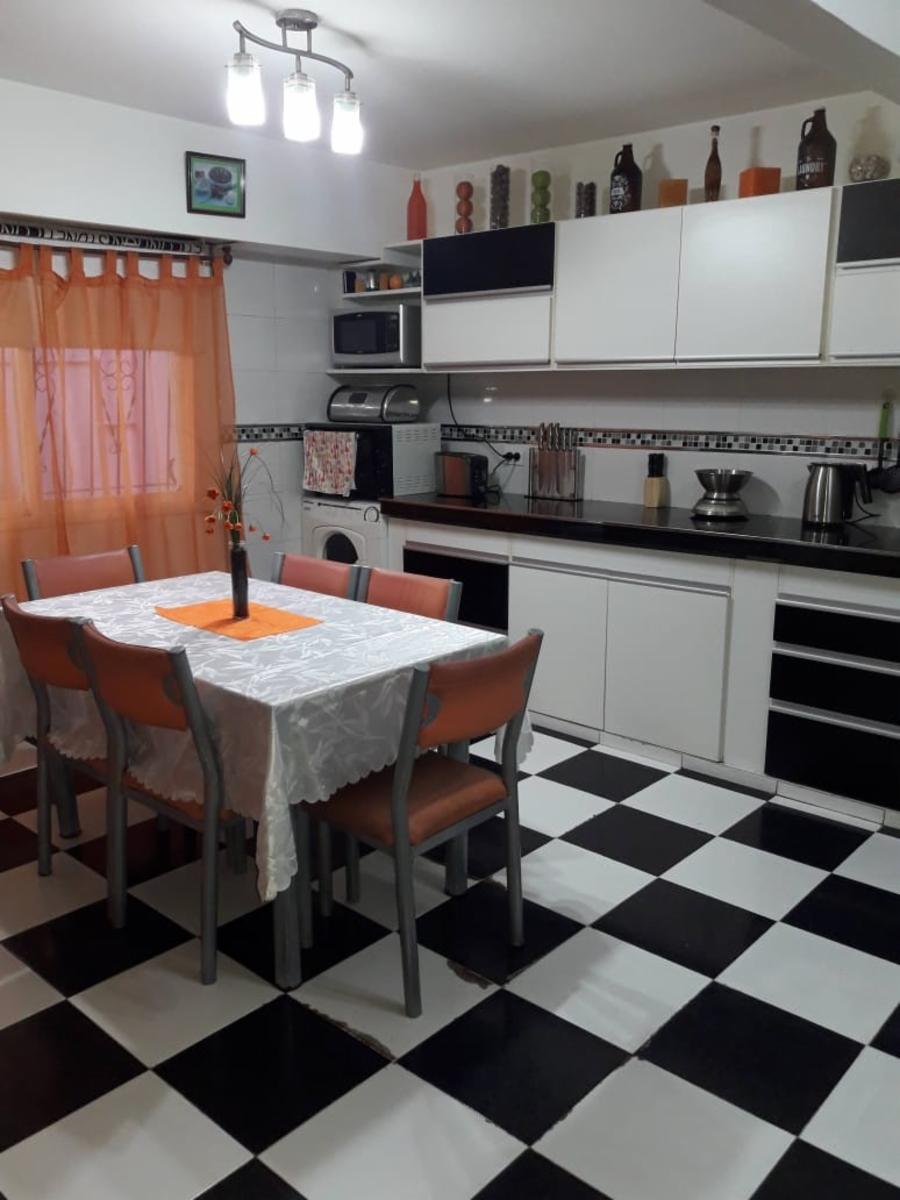 ÁMPLIA CASA DE 4 AMBIENTES DE 2 PLANTAS CON LOCAL EN LAFERRERE — foto 3