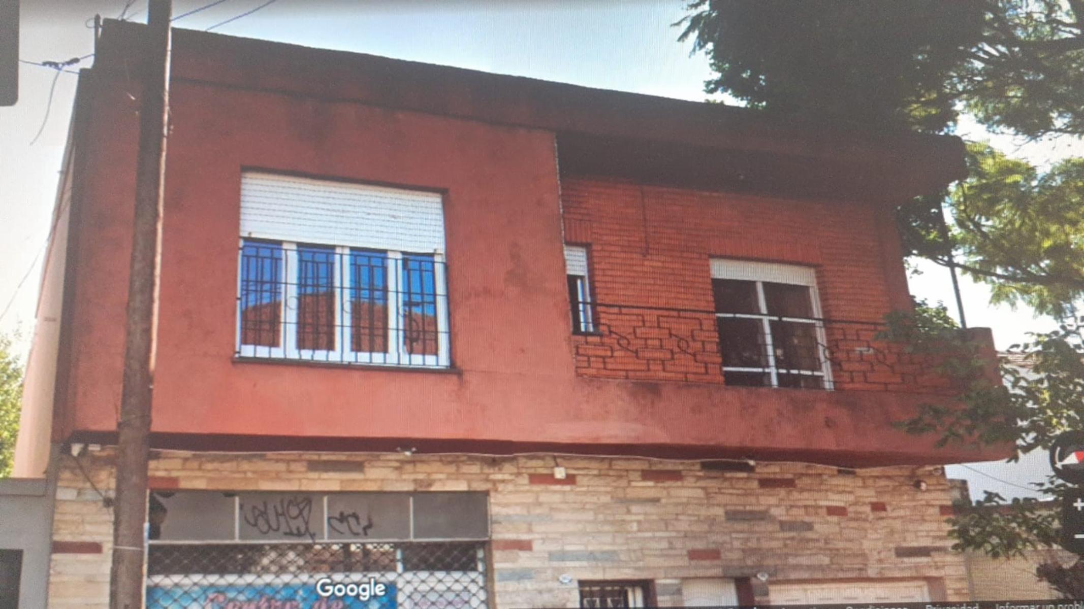 VENTA - Amplio PH en Planta Alta de 3 Ambientes a Metros de Av. H. Yrigoyen
