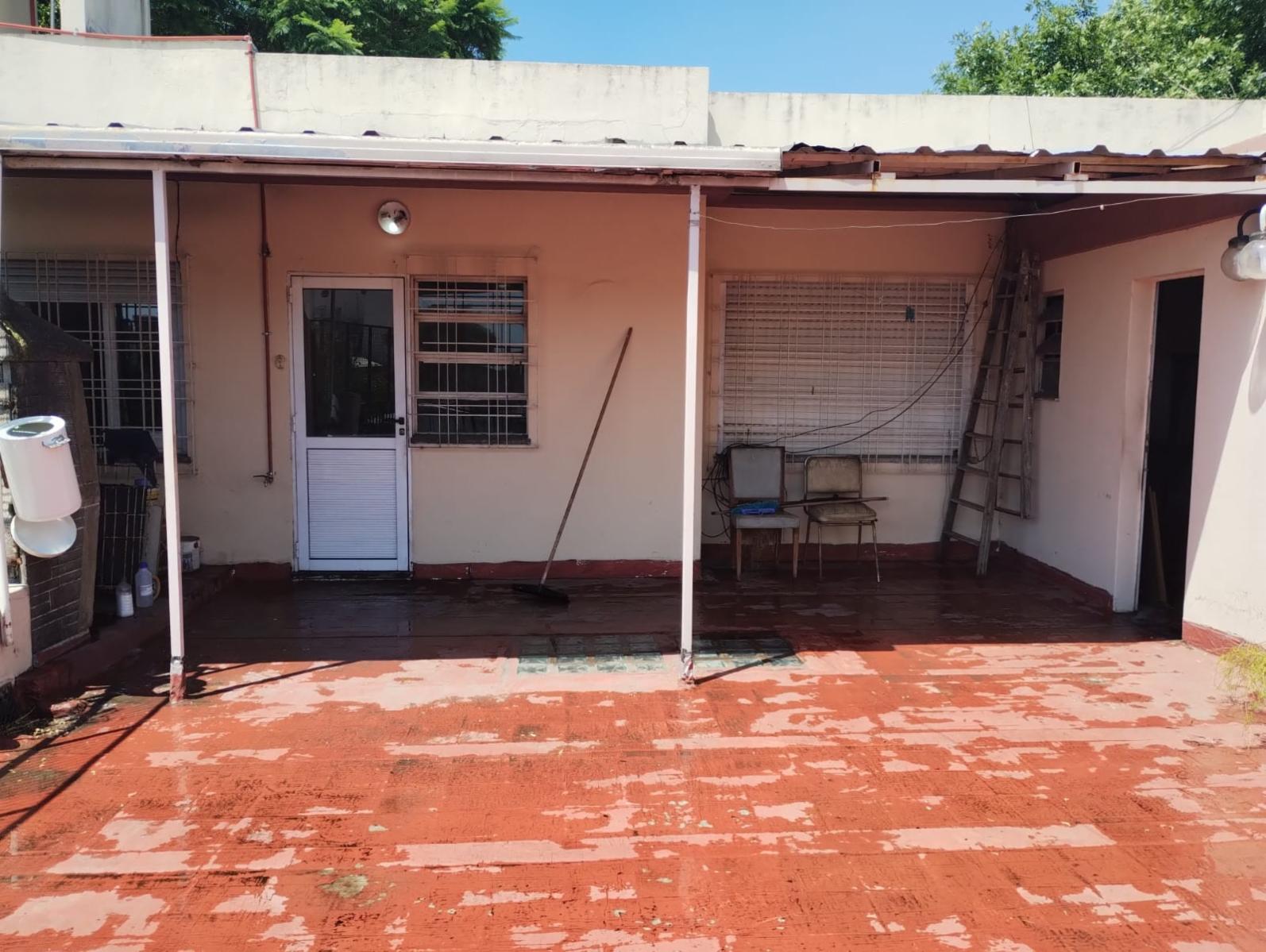 VENTA - Amplio PH en Planta Alta de 3 Ambientes a Metros de Av. H. Yrigoyen — foto 3