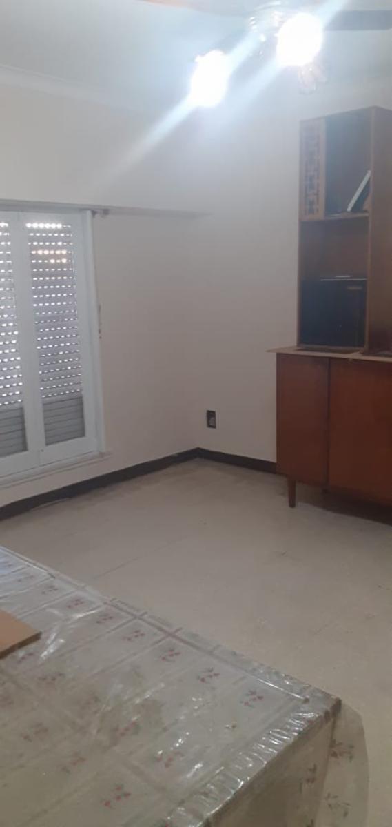 VENTA - Amplio PH en Planta Alta de 3 Ambientes a Metros de Av. H. Yrigoyen — foto 7