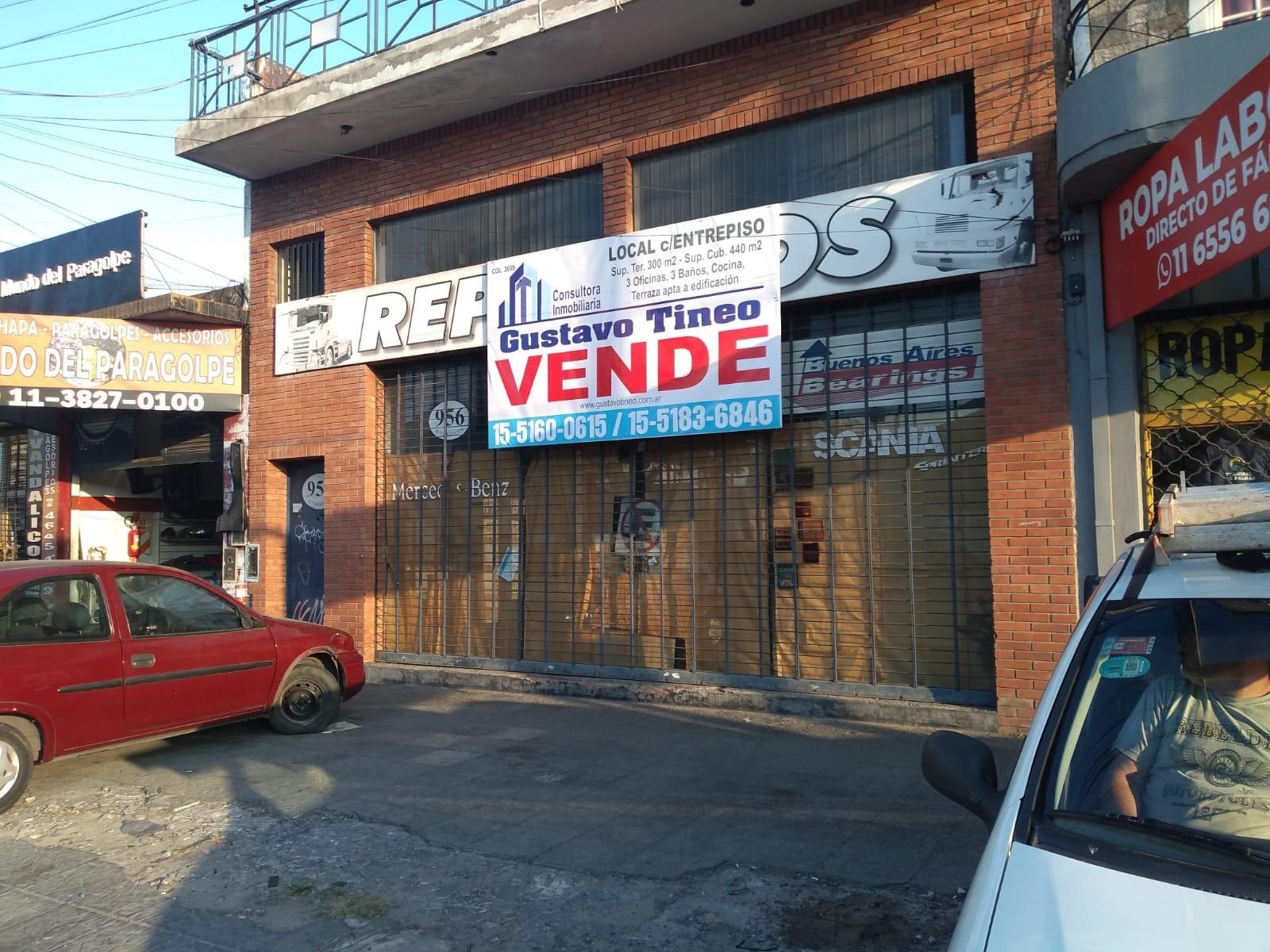 SE VENDE ÁMPLIO LOCAL COMERCIAL CON ENTREPISO E IMPORTANTES OFICINAS