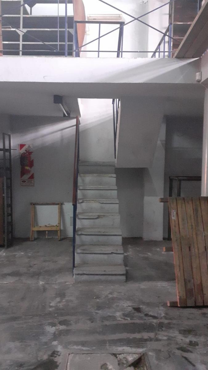 SE VENDE ÁMPLIO LOCAL COMERCIAL CON ENTREPISO E IMPORTANTES OFICINAS — foto 3