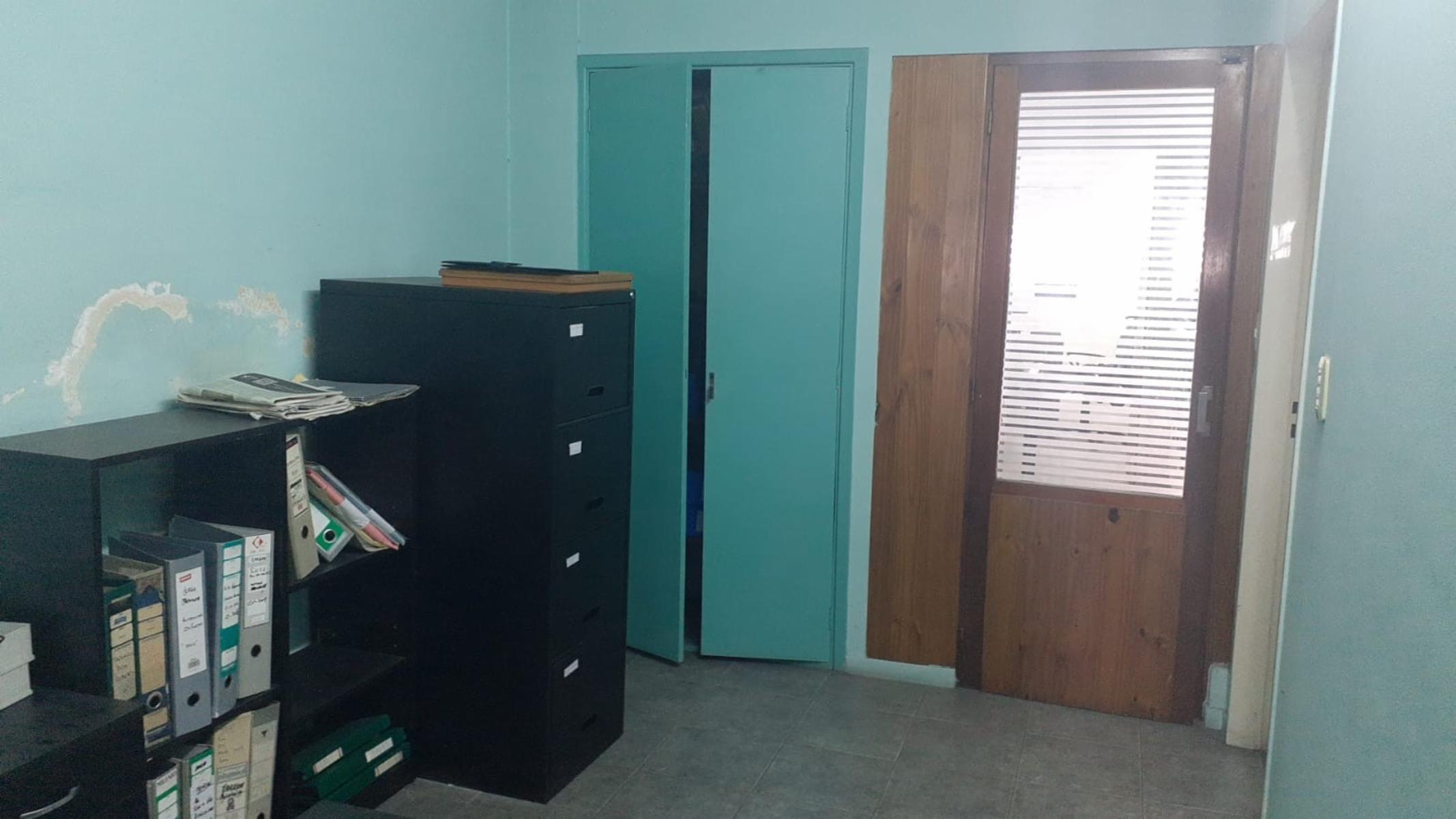 SE VENDE ÁMPLIO LOCAL COMERCIAL CON ENTREPISO E IMPORTANTES OFICINAS — foto 4