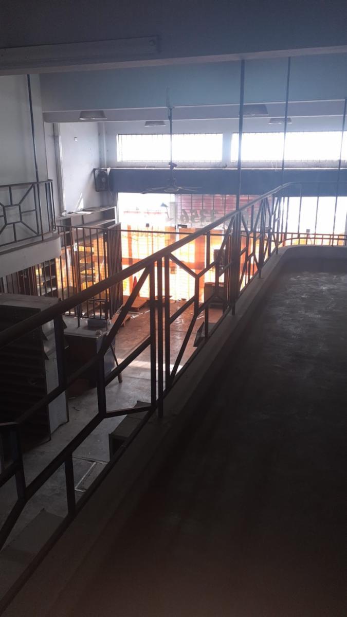 SE VENDE ÁMPLIO LOCAL COMERCIAL CON ENTREPISO E IMPORTANTES OFICINAS — foto 7