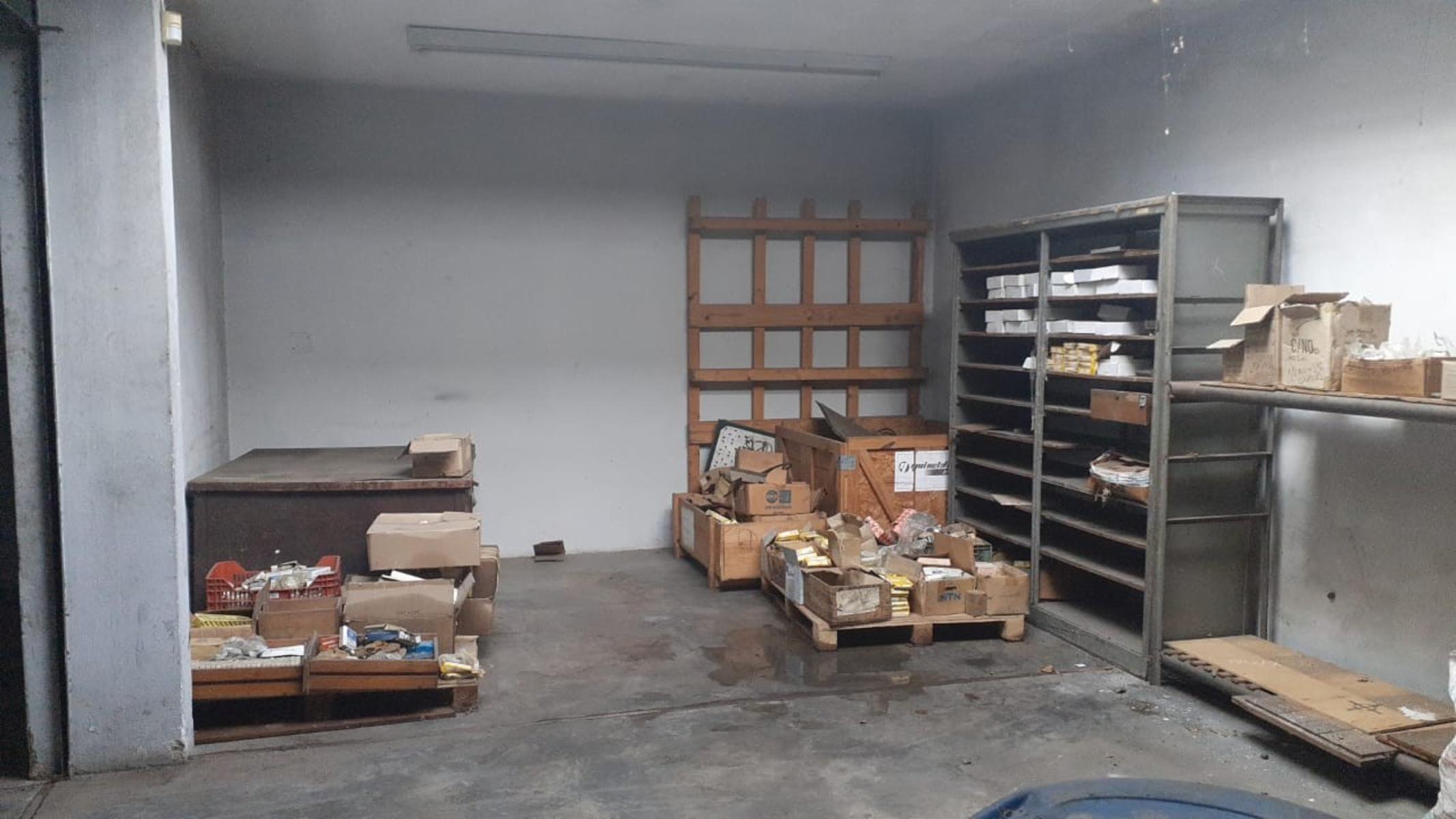 SE VENDE ÁMPLIO LOCAL COMERCIAL CON ENTREPISO E IMPORTANTES OFICINAS — foto 8
