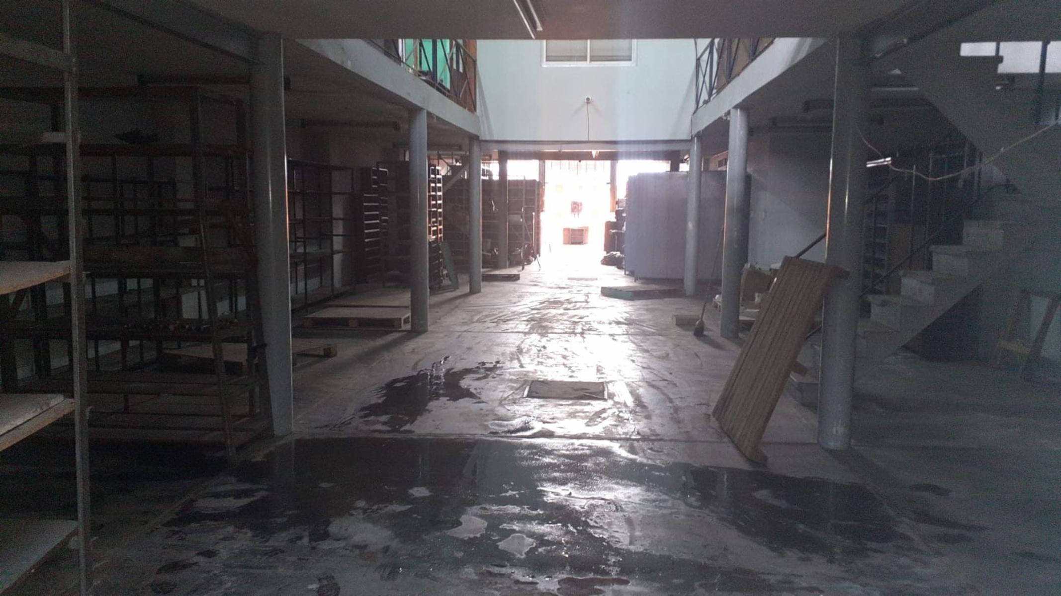 SE VENDE ÁMPLIO LOCAL COMERCIAL CON ENTREPISO E IMPORTANTES OFICINAS — foto 10