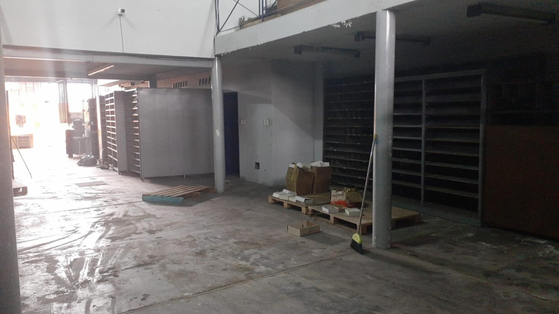 SE VENDE ÁMPLIO LOCAL COMERCIAL CON ENTREPISO E IMPORTANTES OFICINAS — foto 11