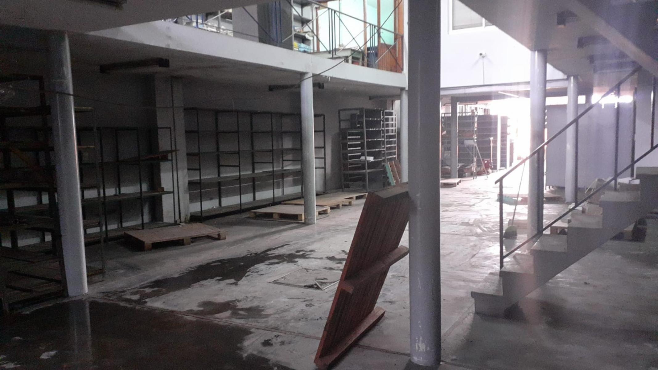 SE VENDE ÁMPLIO LOCAL COMERCIAL CON ENTREPISO E IMPORTANTES OFICINAS — foto 14